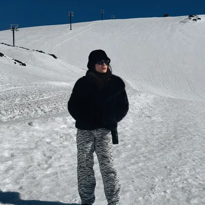 Carol Marcelino em uma paisagem de neve intensa.