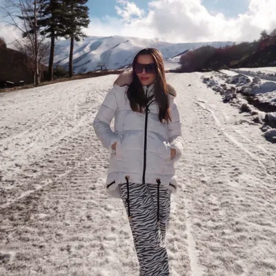 Carol Marcelino usando um look completo para a neve.